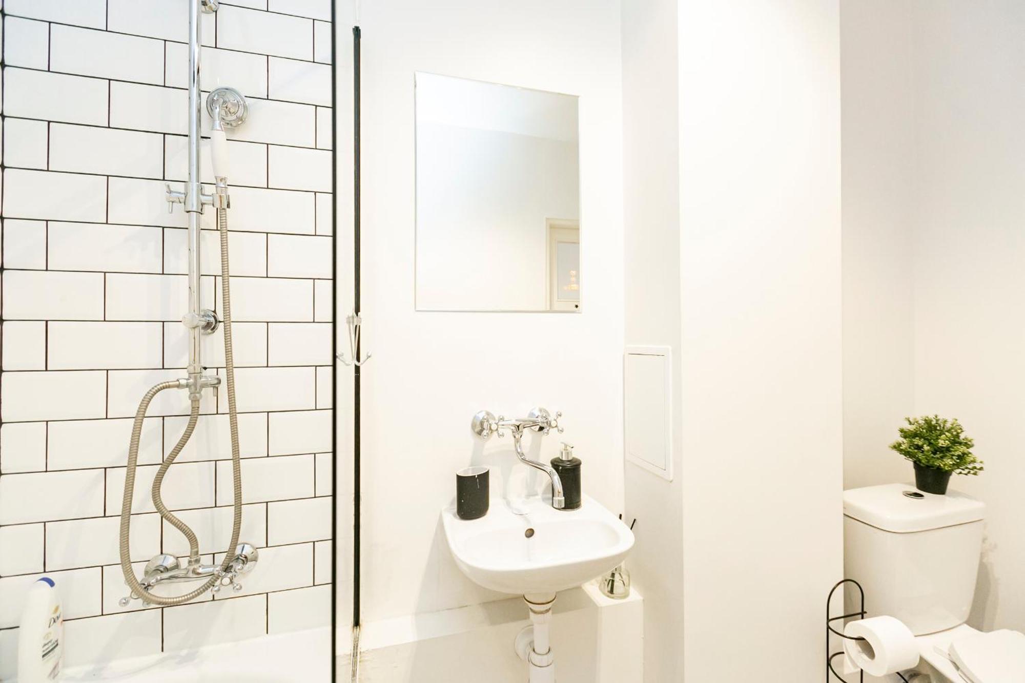 Nowogrodzka 78 - Apartament Dla 4 Osob - 200M Od Szpitala Klinicznego Na Lindleya - 1Km Do Dworca Centralnego - Wifi - Smart Tv 45 Cali Warsawa Bagian luar foto